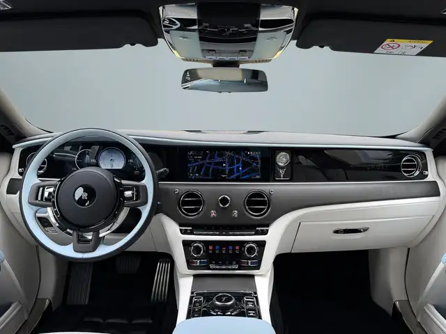 Rolls-Royce Ghost view 3