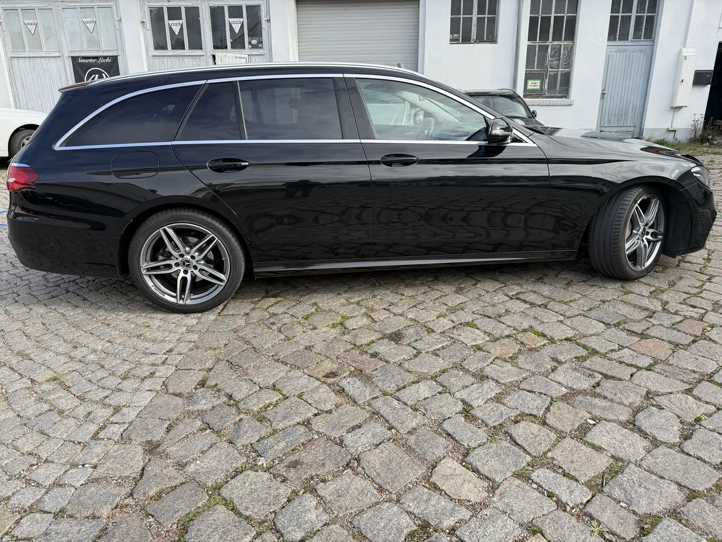 Mercedes-Benz E 220 d 4Matic T 9G-TRONIC - 2