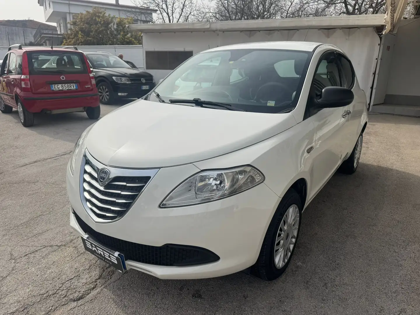 Lancia Ypsilon Ypsilon  0.9 t.air ecochic metano 80cv Weiß - 1