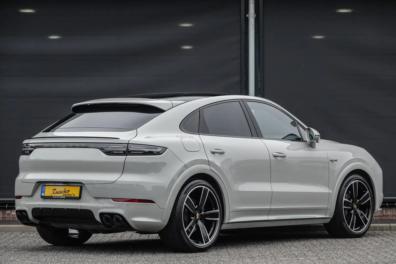 Porsche Cayenne Coupé 3.0 E-Hybrid 462Pk Aut. | Platinum Edition | Gris - 2