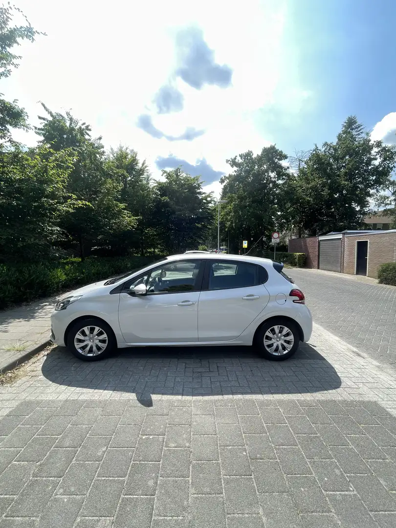 Peugeot 208 1.2 bouwjaar 2017 in het parelmoer wit (55550 NAP) Wit - 1