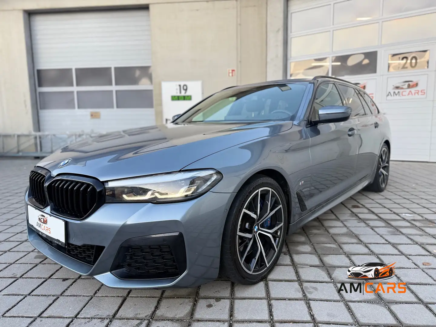 BMW 530 530d 48 V Touring xDrive Aut. M-Paket **M-SPORT** Grau - 1
