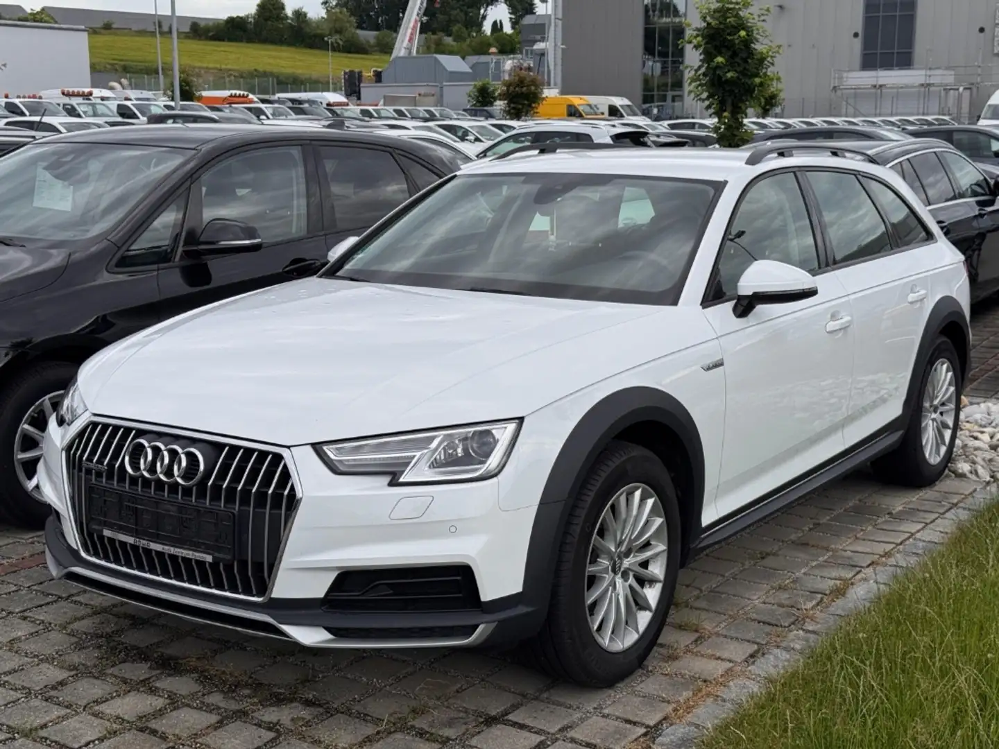 Audi A4 allroad quattro 2.0TDI*S-tro AHK Navi Bi-Xen Weiß - 2