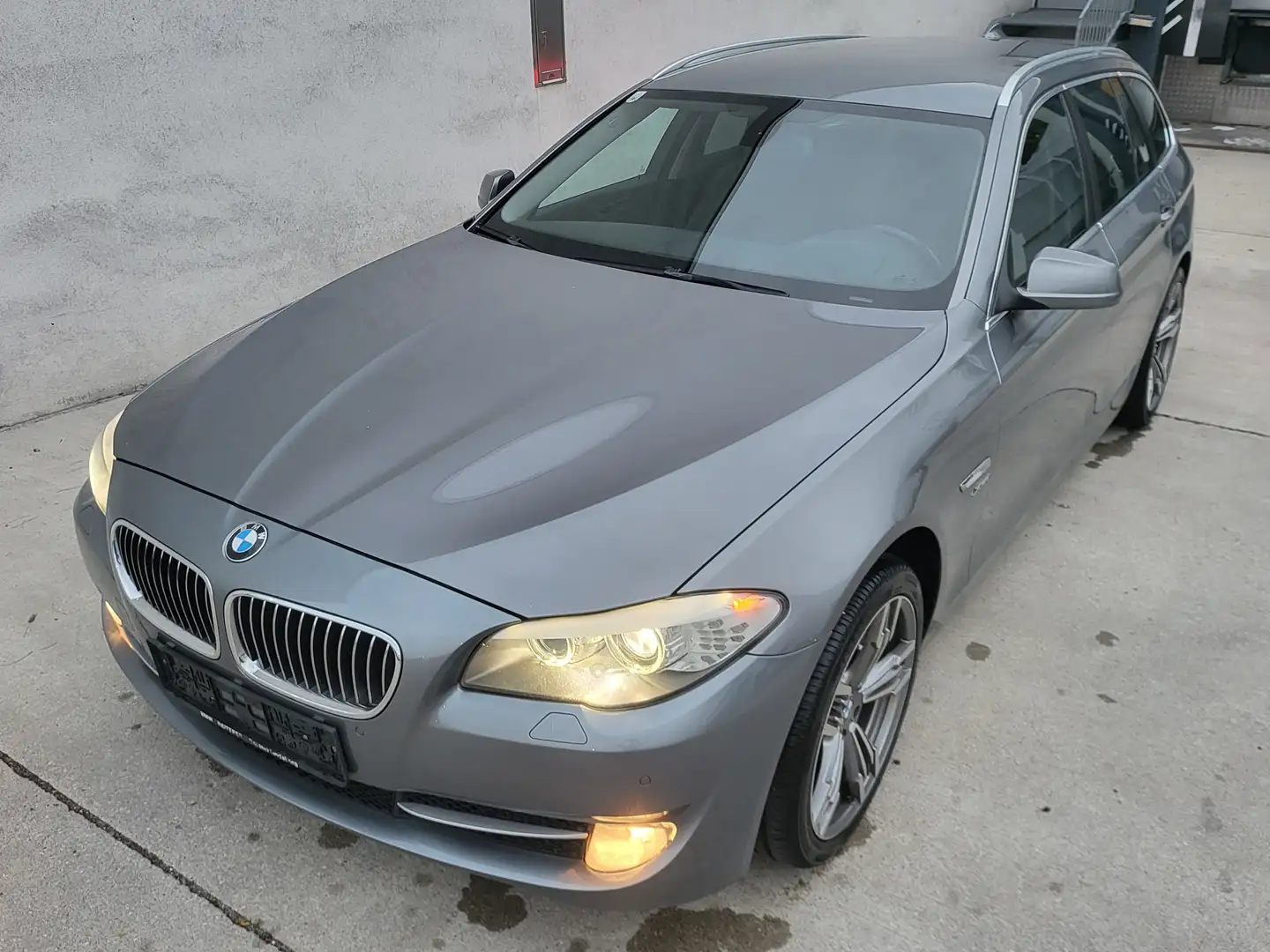 BMW 525 525d xDrive Touring Sport-Aut. Grau - 1