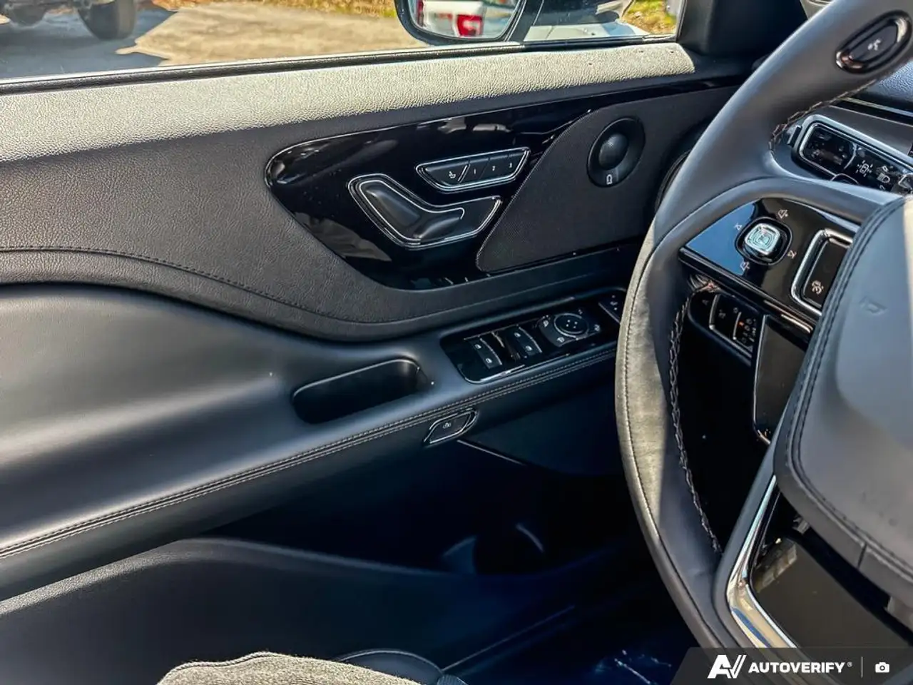 Lincoln Aviator снимка Lincoln Aviator