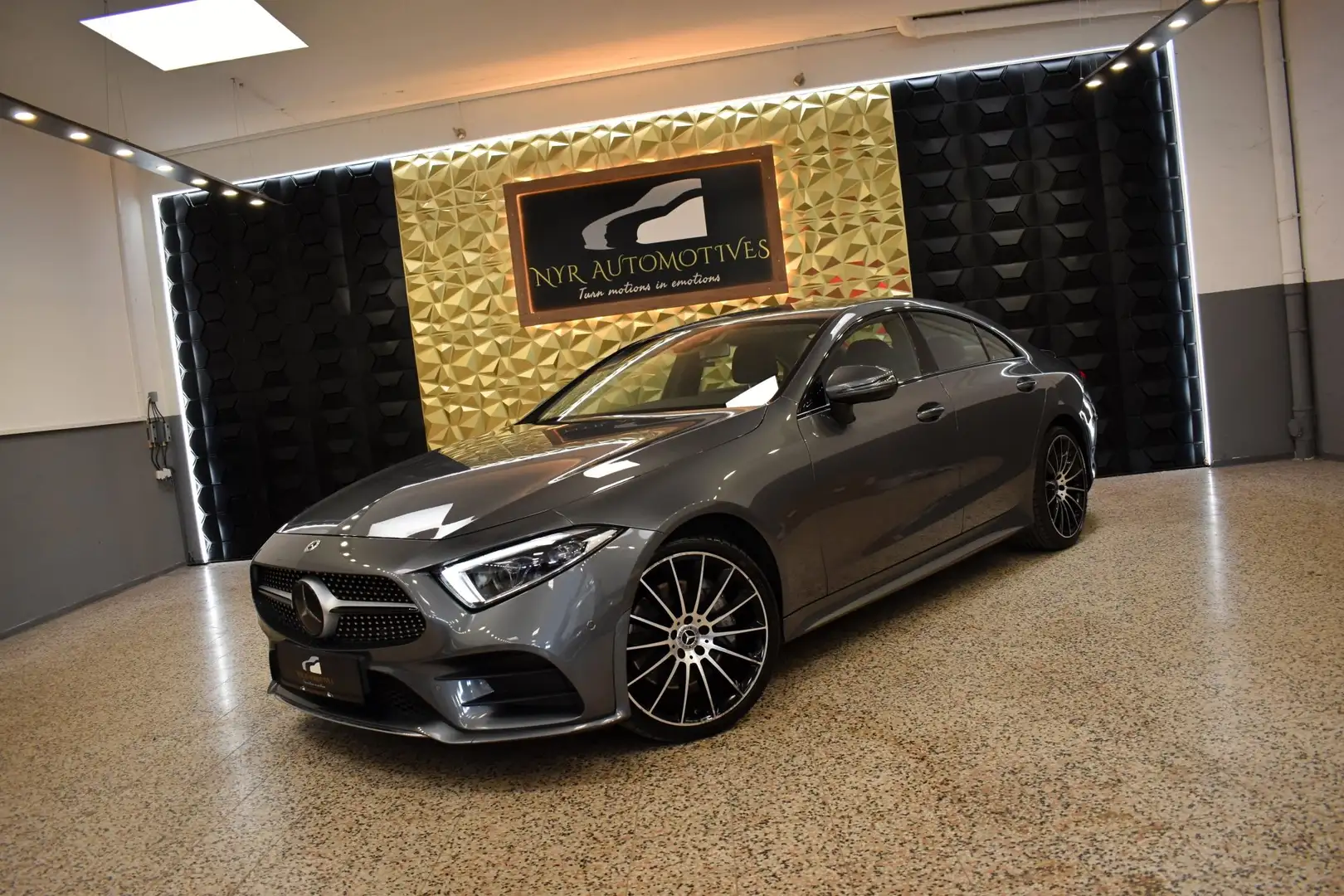 Mercedes-Benz CLS 450 4MATIC CLS53 AMG LOOK, DISTRNIC, MULTIBEAM, KAMERA Grau - 1