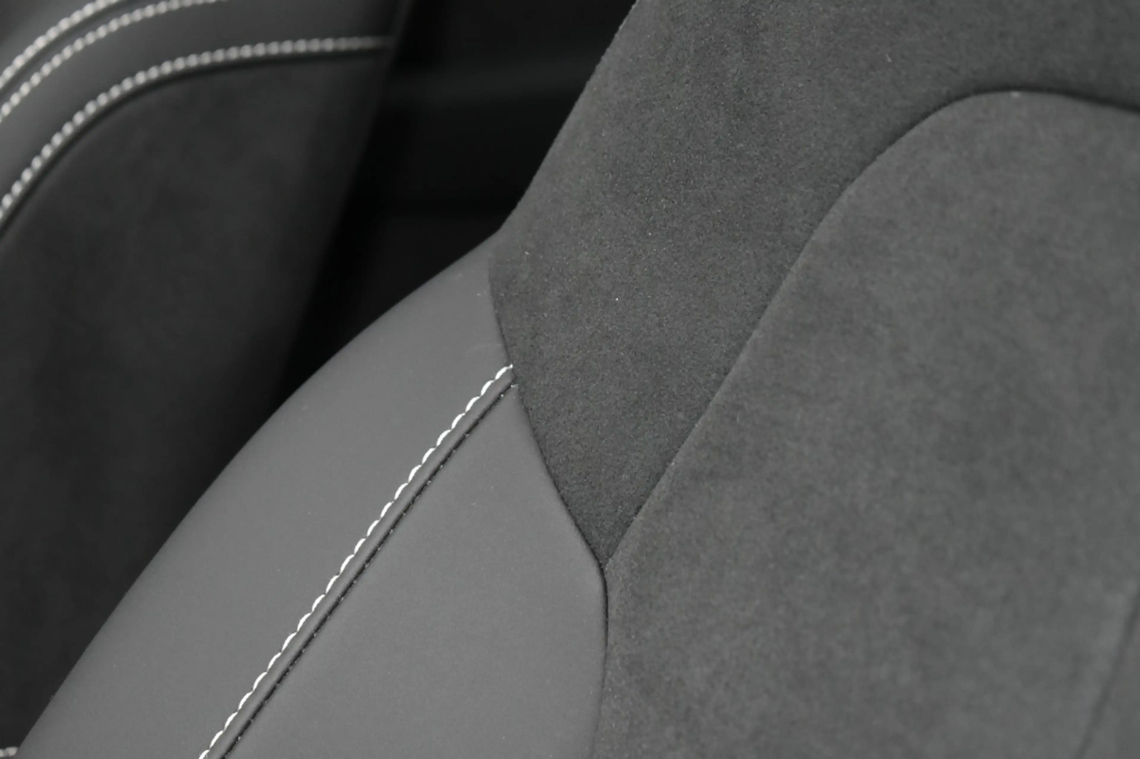 Volvo XC40 B4 197pk Plus Dark | Lounge | Lighting | Trekhaak — photo 29