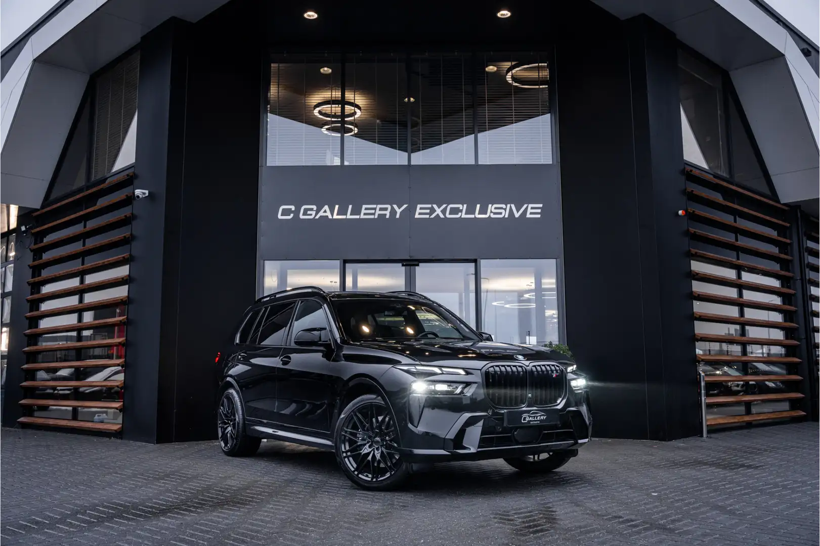 BMW X7 M60i xDrive - Panorama | Kuipstoelen | H&K | Exclu Schwarz - 1