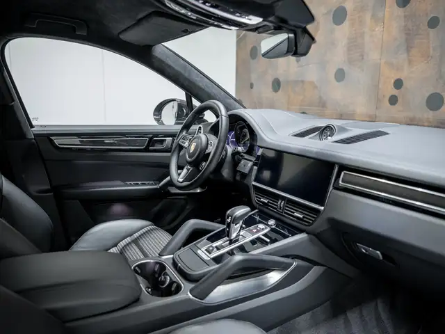 Porsche Cayenne view 16