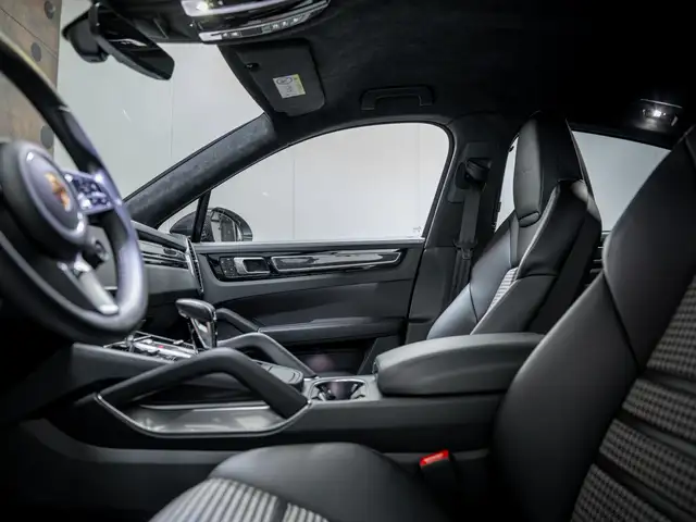 Porsche Cayenne view 19
