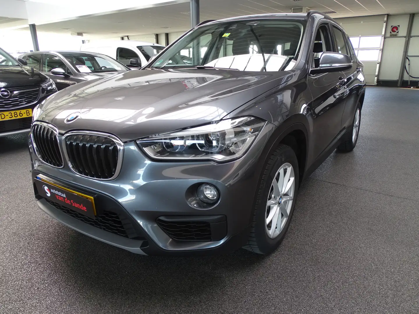 BMW X1 sDrive20i 192PK Executive, Navi, Pdc, Led, el acht Grau - 1