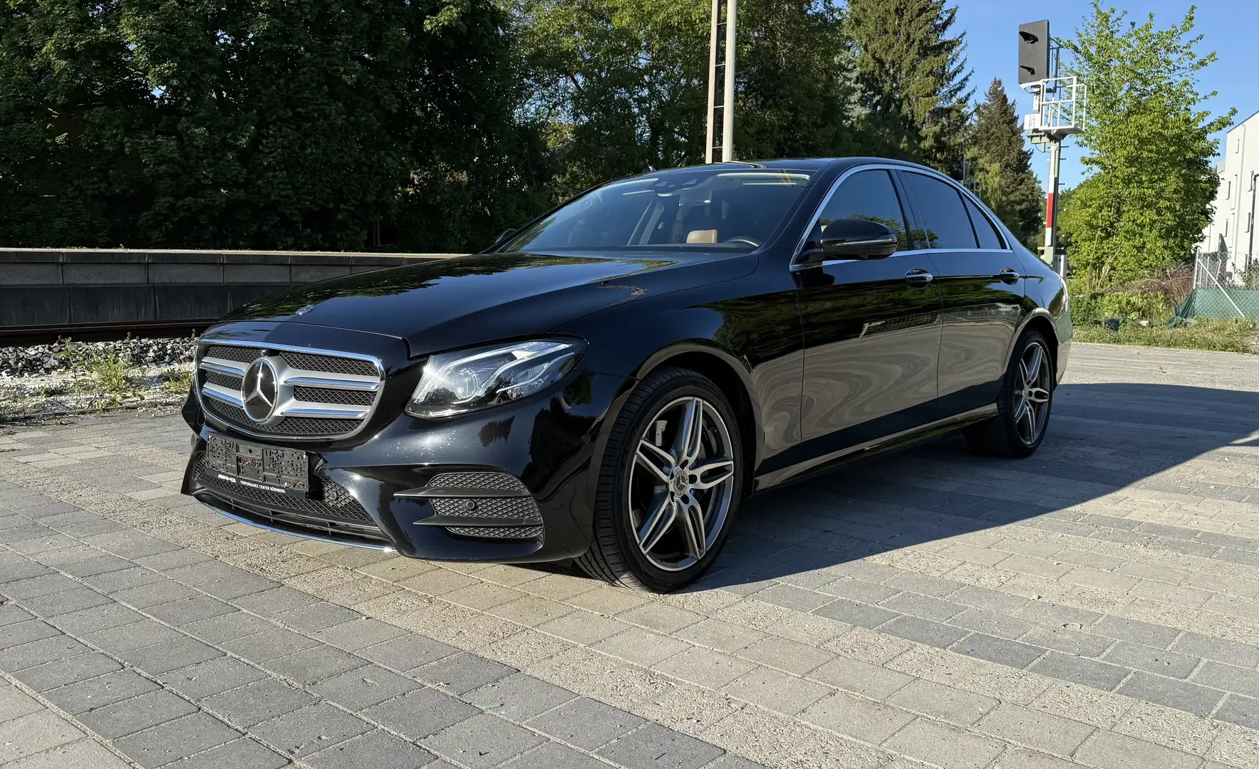Mercedes-Benz E 400 Mercedes E 400 d 4MATIC AMG Line Černá - 1