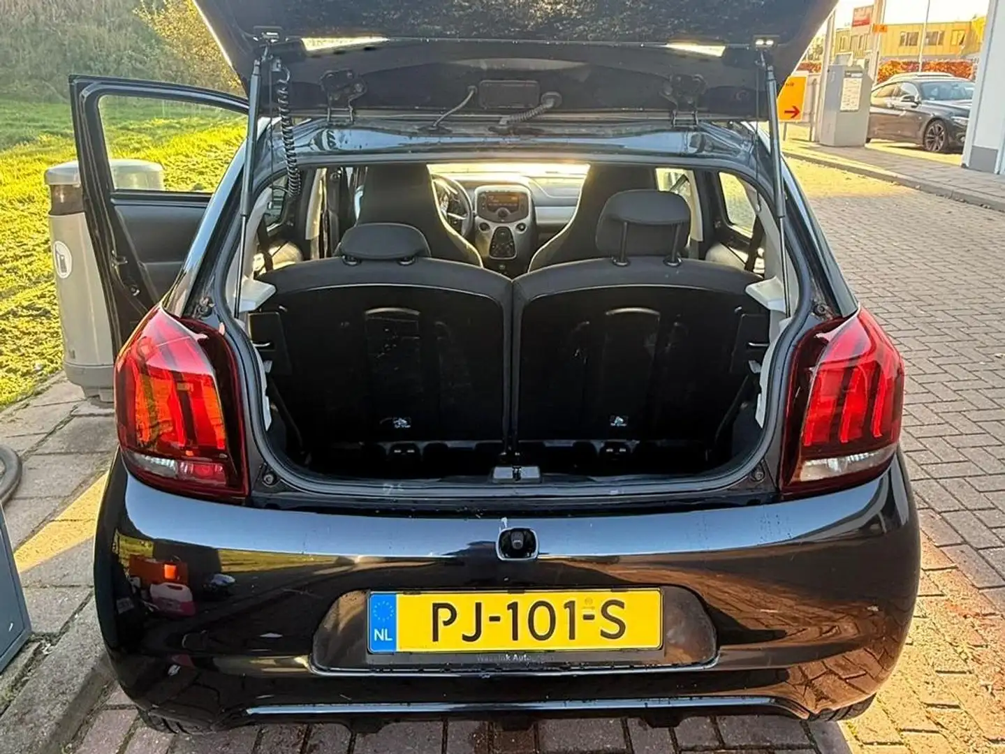 Peugeot 108 Peugeot 108 1.0 12V E-vti 51KW 5DR 2017 Zwart Zwart - 2