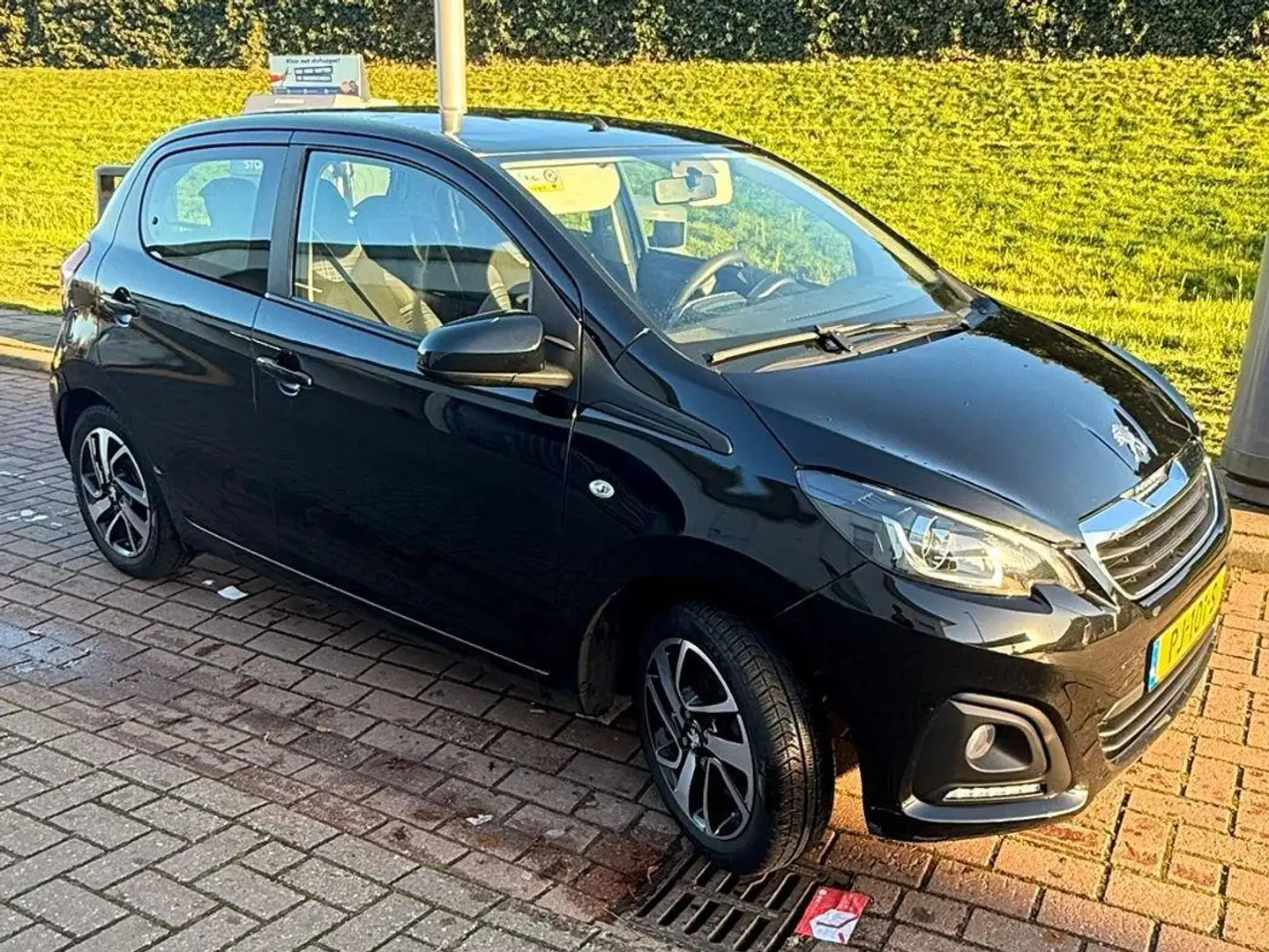 Peugeot 108 Peugeot 108 1.0 12V E-vti 51KW 5DR 2017 Zwart Zwart - 1