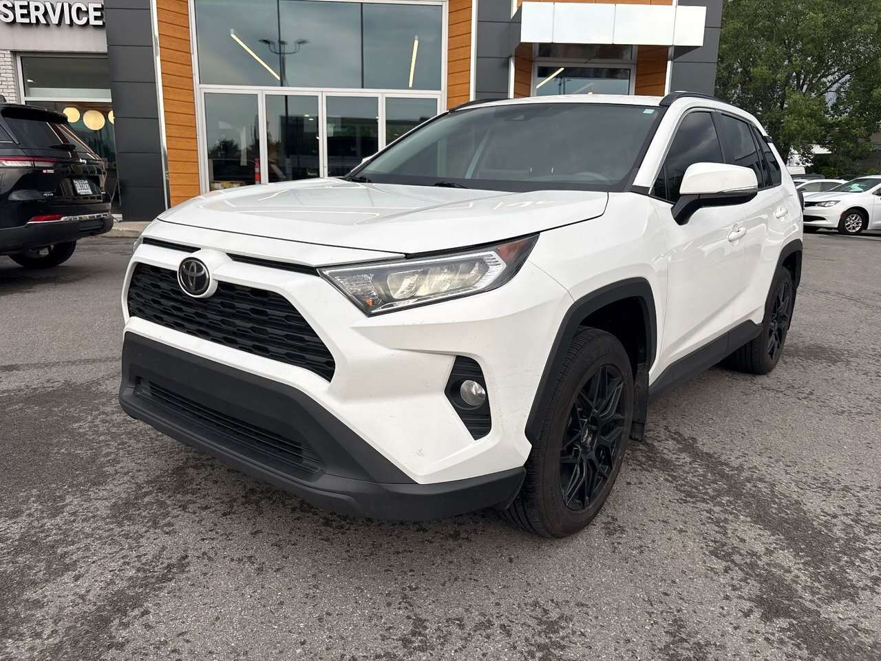 2021 Toyota RAV 4 XLE 1 OWNER + NO ACCIDENT CARFAX + SUNROOF + HEATE