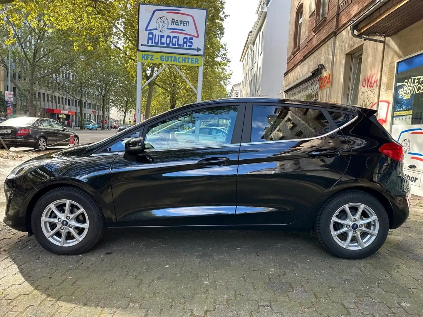 Ford Fiesta Titanium EcoBoost 1.0 AUTOMATIK*1.HAND*NAVI*TEMP* Schwarz - 2