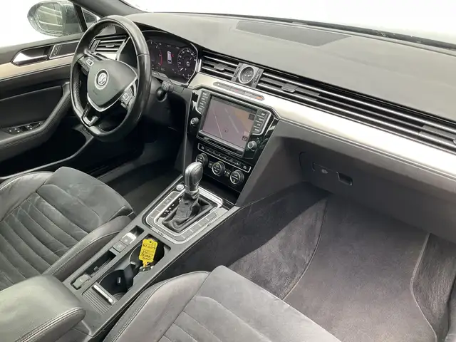 Volkswagen Passat view 3