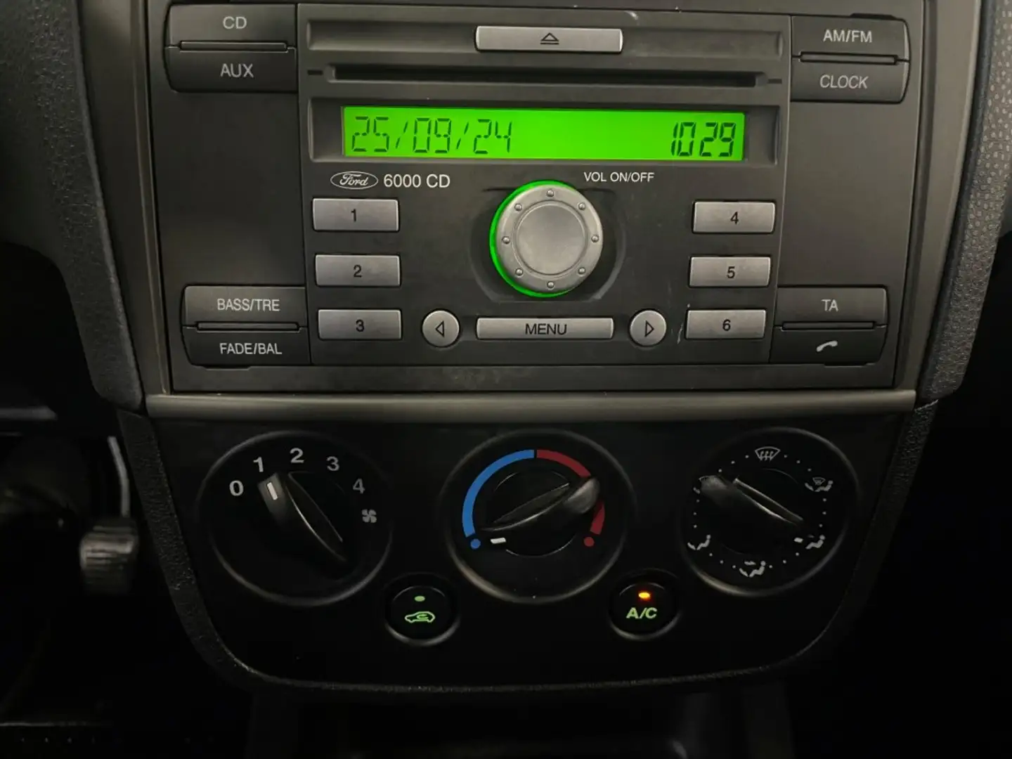 Ford Fiesta 1.25 Airco Radio incl Nieuwe APK Grijs - 2