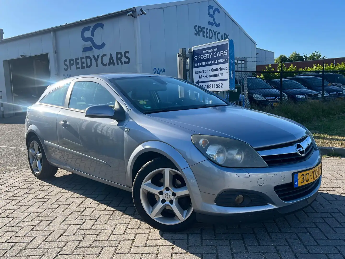Opel Astra GTC 1.6 Edition BJ2006 Leer Stoelverwarming PDC Grau - 1