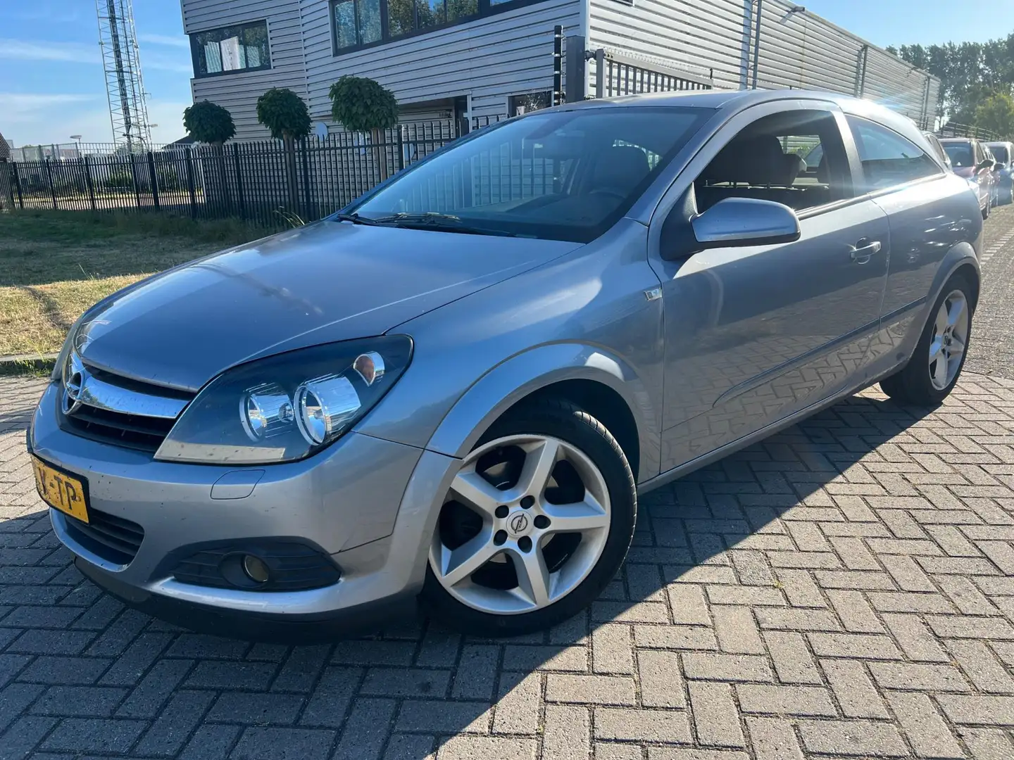 Opel Astra GTC 1.6 Edition BJ2006 Leer Stoelverwarming PDC Grau - 2