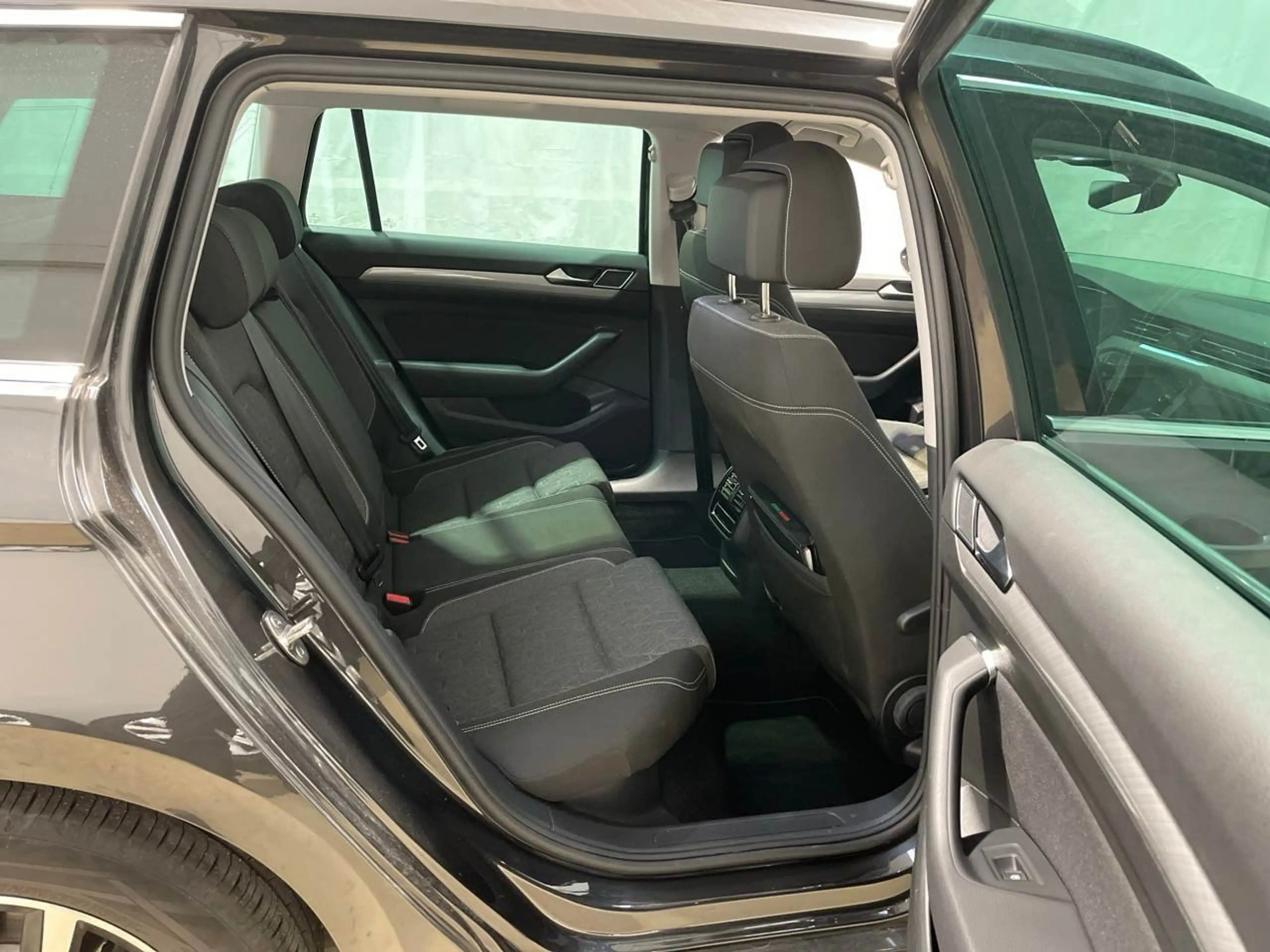 Volkswagen Passat Variant 2.0 TDI BMT Business AHK ACC BLIS — photo 12