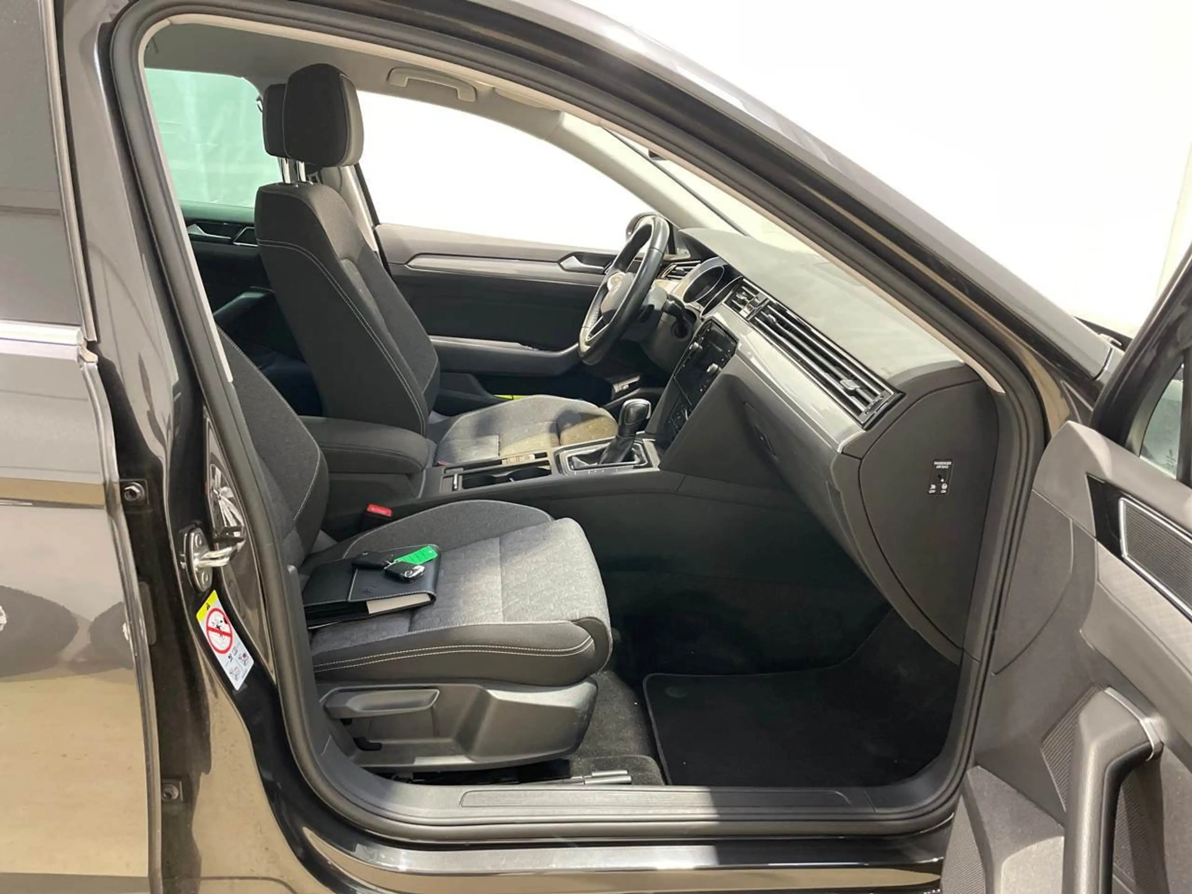 Volkswagen Passat Variant 2.0 TDI BMT Business AHK ACC BLIS — photo 10