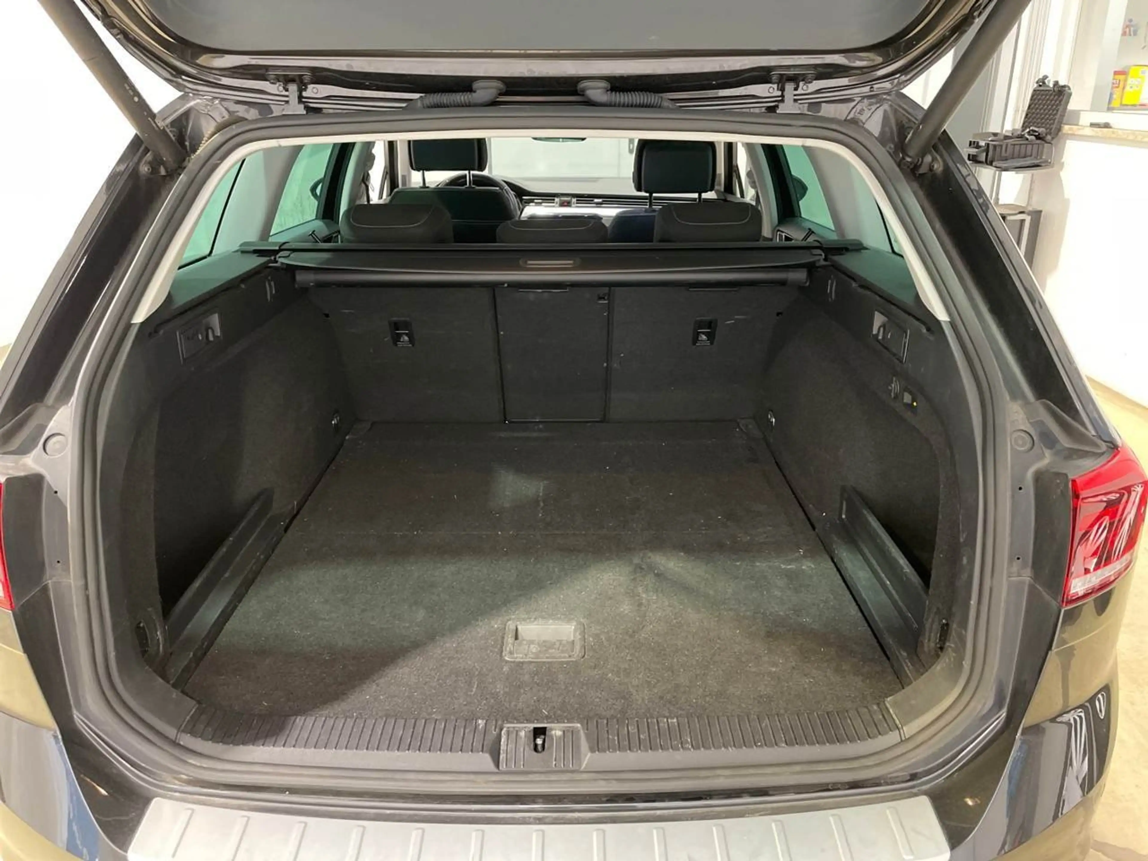 Volkswagen Passat Variant 2.0 TDI BMT Business AHK ACC BLIS — photo 14