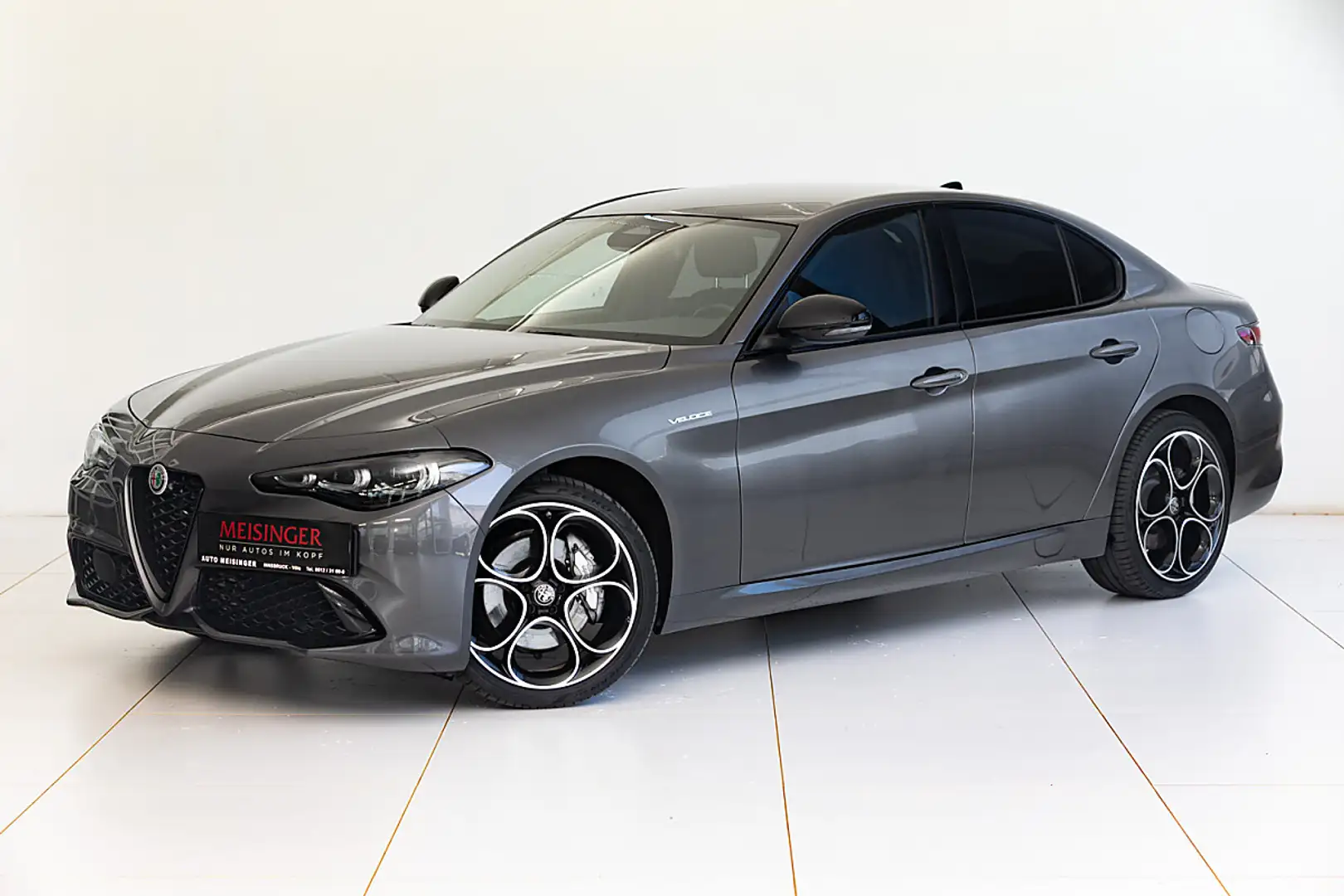 Alfa Romeo Giulia Veloce 2,0 16V 280 AT8 Q4 Silber - 1