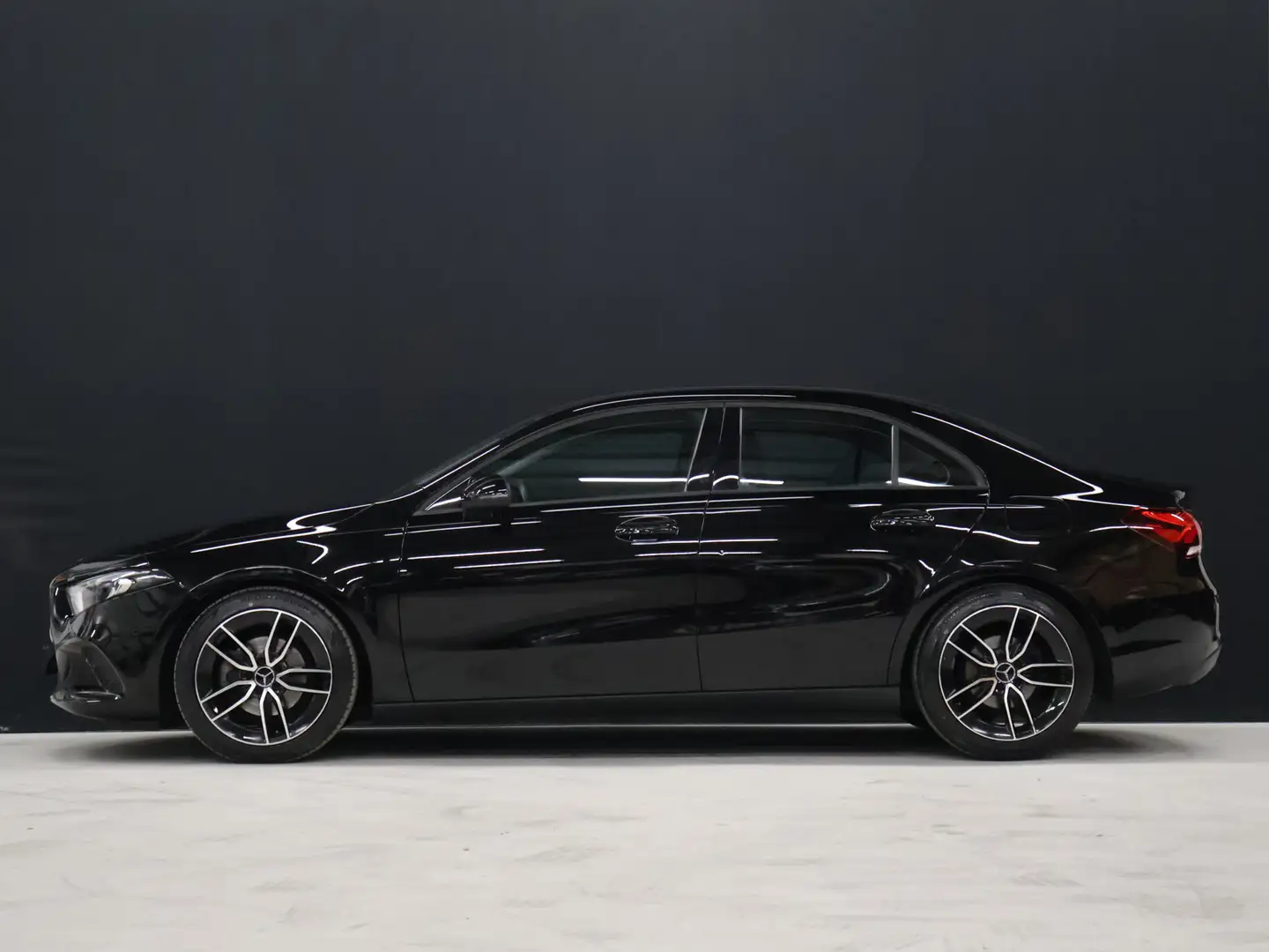 Mercedes-Benz A 180 Luxury Line [CAMERA, STOELVERWARMING, PDC V+A, BLU Noir - 2