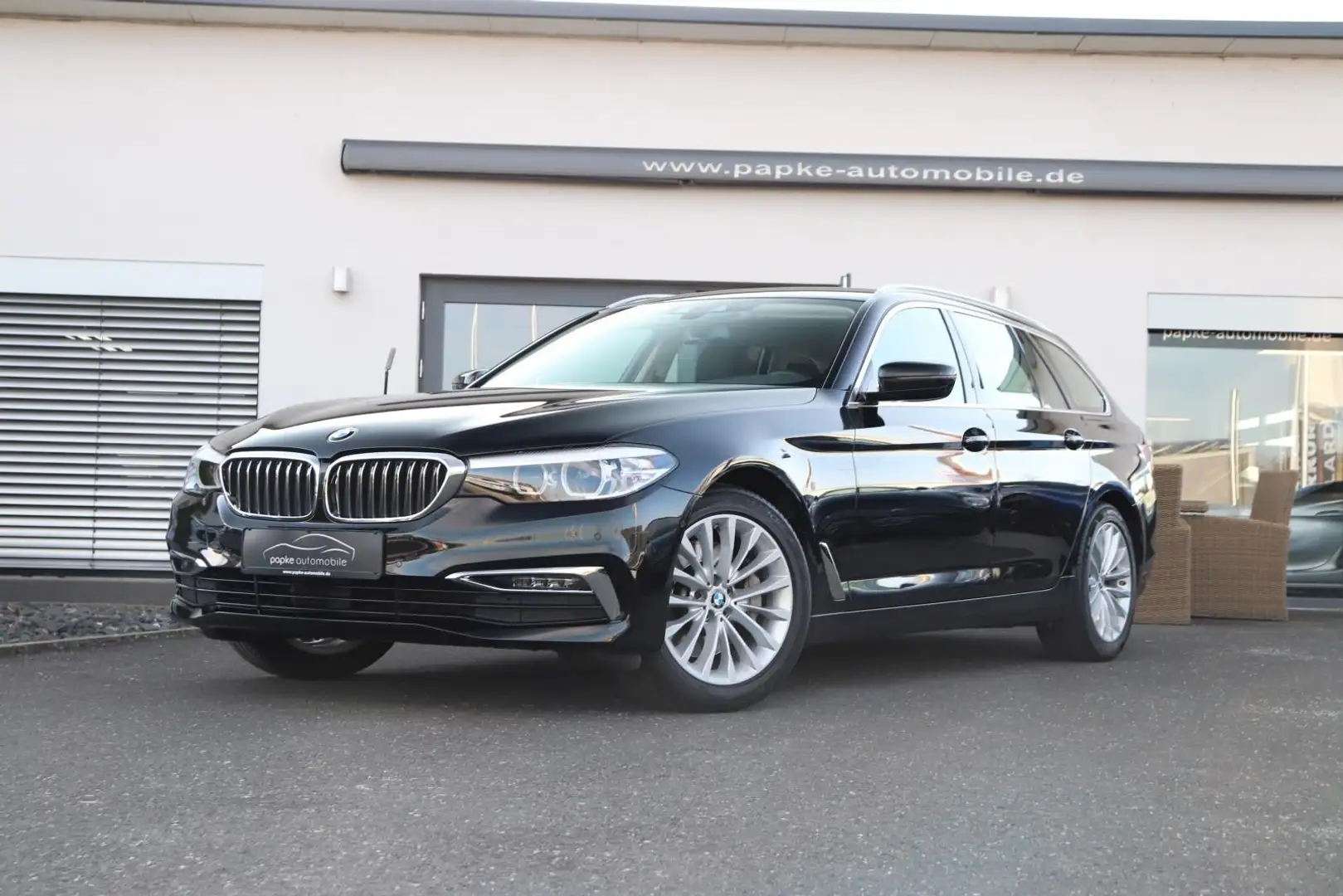 BMW 530 i Touring Luxury Line +AHK+KAMERA+LEDER+LED++ Zwart - 2