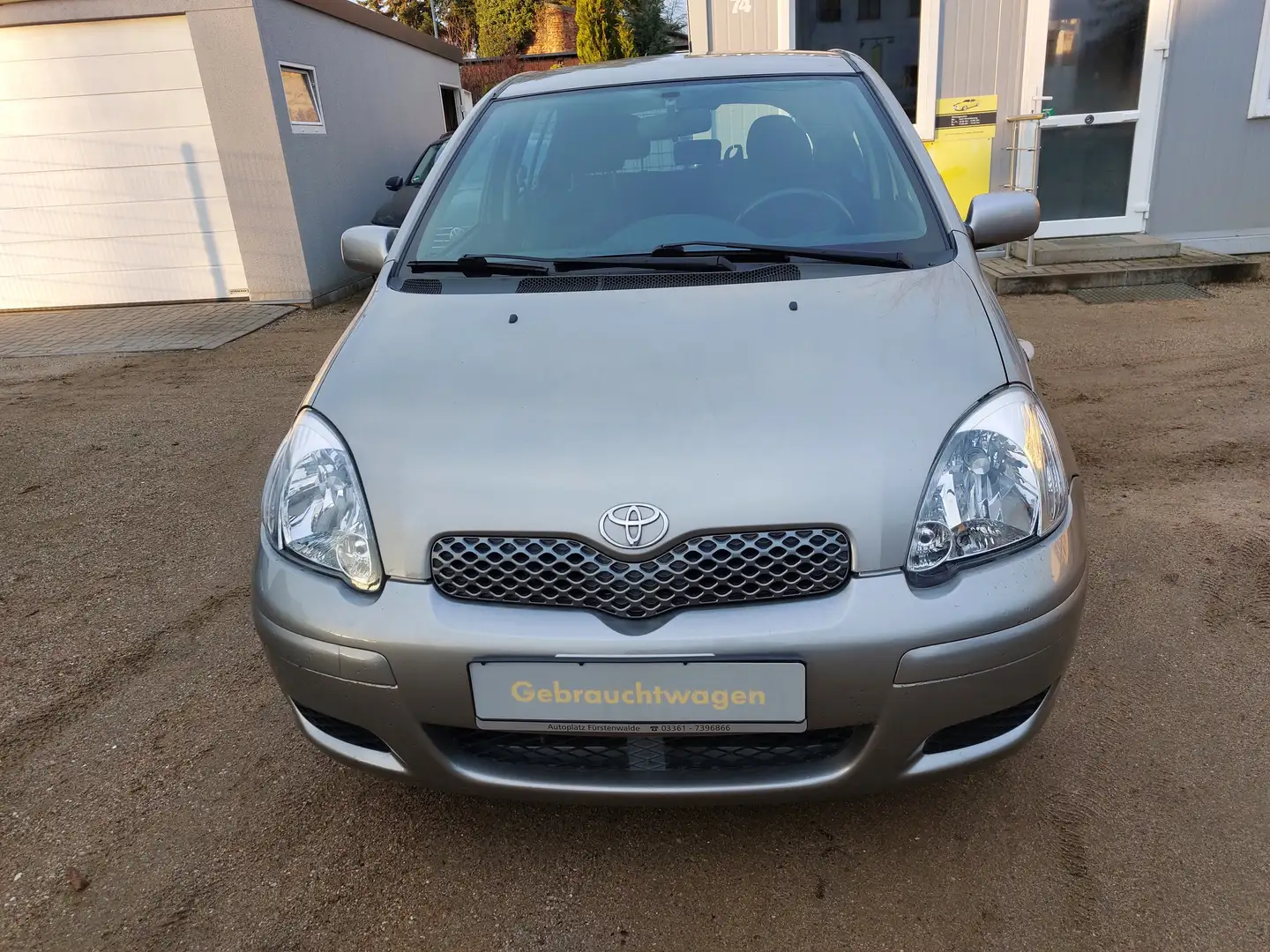 Toyota Yaris 1.0 Sol, 5-tg, Klima, Allwetterreifen, TÜV neu Gris - 2