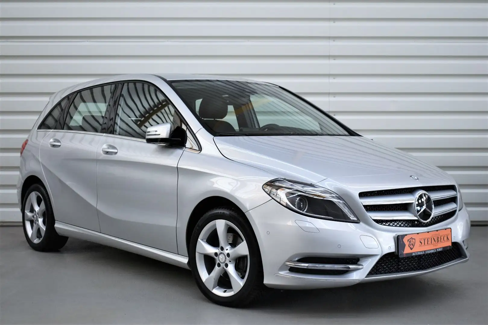 Mercedes-Benz B 180 B180+1.Hand+Kamera+Xenon+SHZ+Tempomat+23.500KM Silber - 1