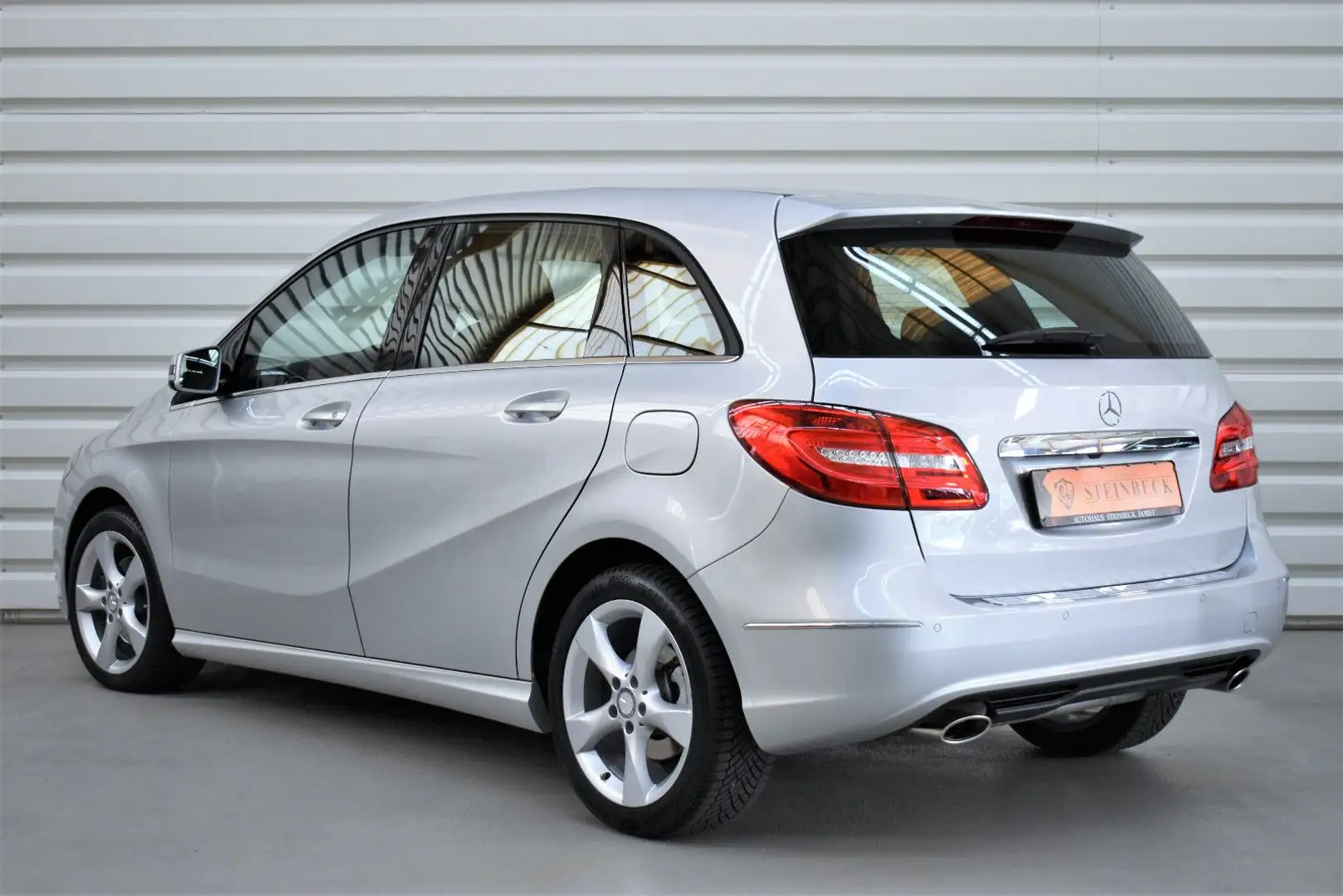 Mercedes-Benz B 180 B180+1.Hand+Kamera+Xenon+SHZ+Tempomat+23.500KM Silber - 2