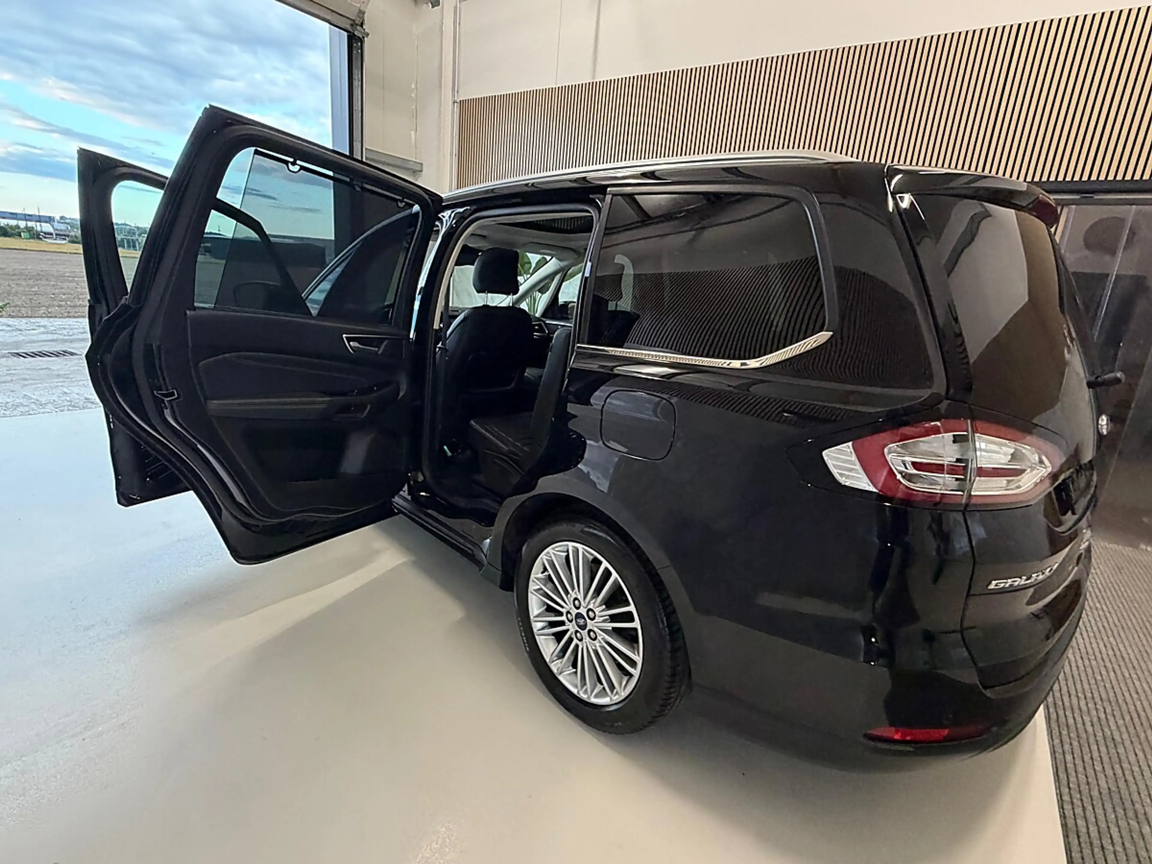 Ford Galaxy 2,0 EcoBlue Vignale AWD Aut. Tempomat, Kollisio... — photo 6