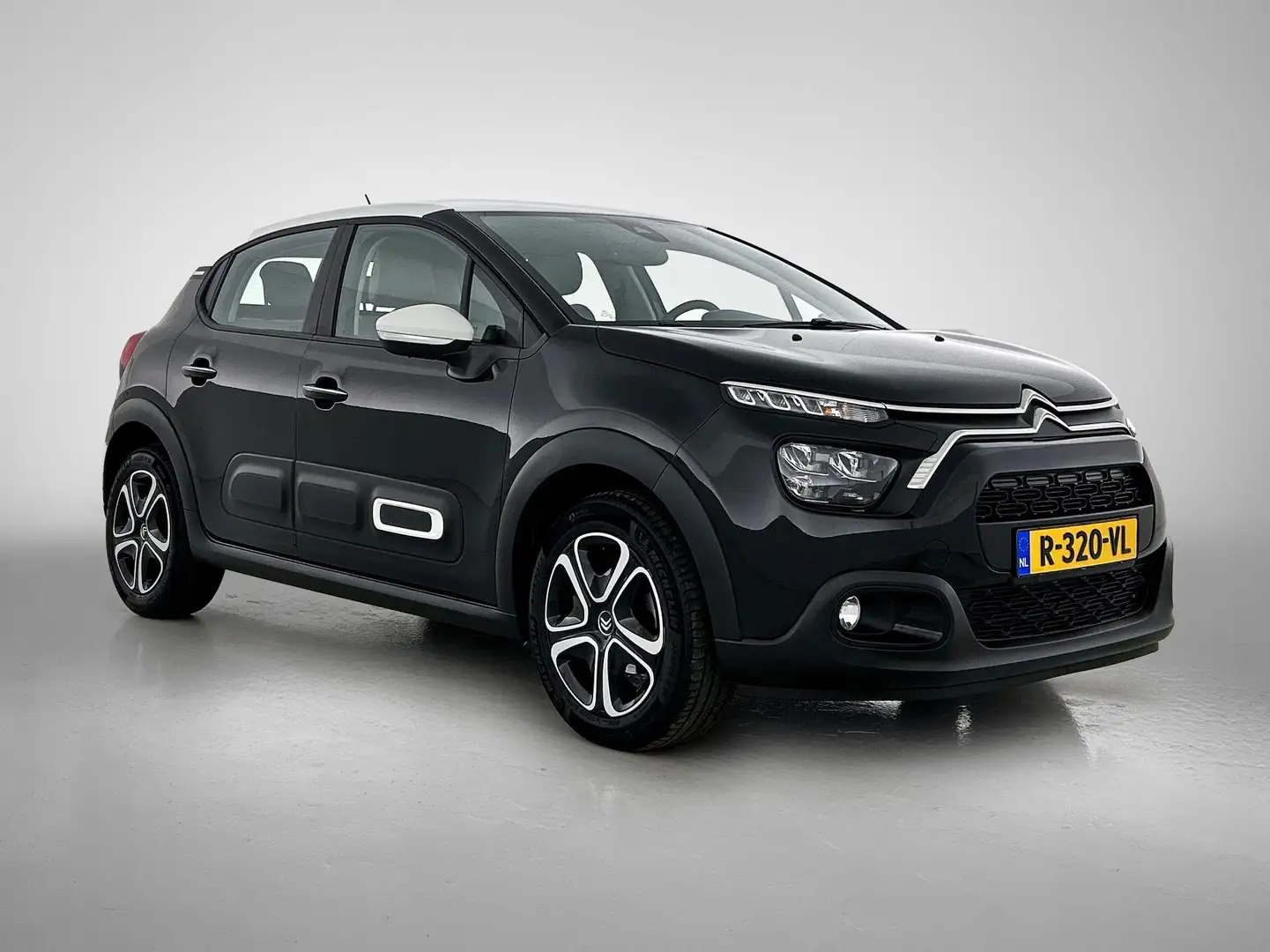 Citroen C3 1.2 Shine Business 83pk | Lage KM | Navigatie via Zwart - 2