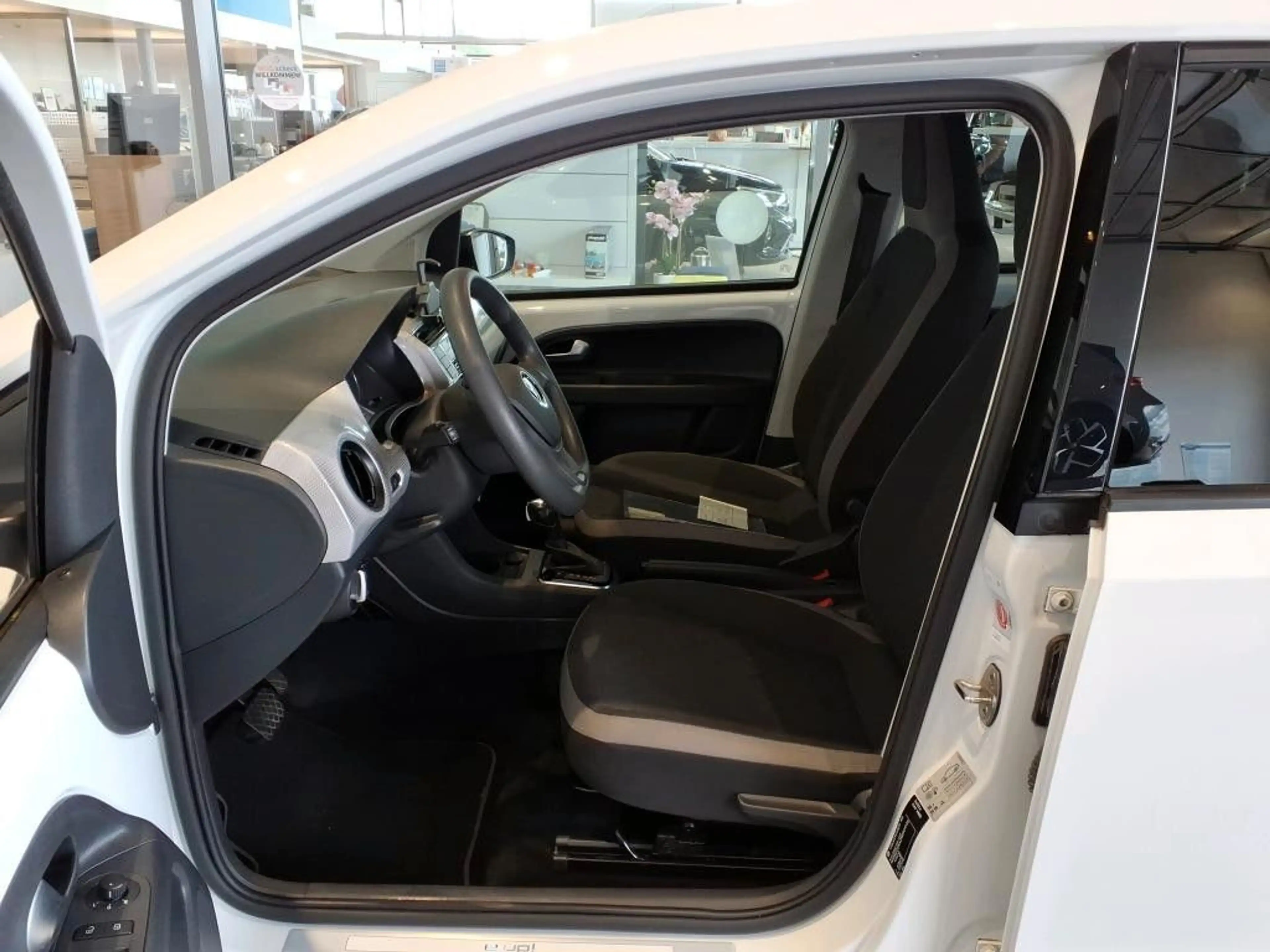 Volkswagen e-up! move Aut. SHZ PDC Kamera CCS Alu — photo 7