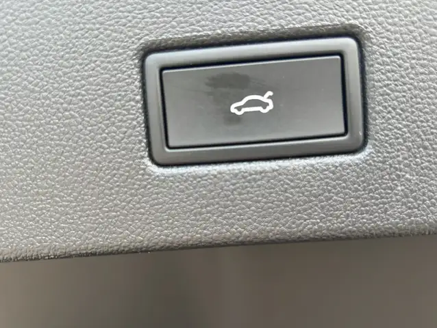 Volkswagen T-Roc view 11