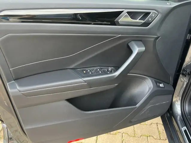 Volkswagen T-Roc view 7