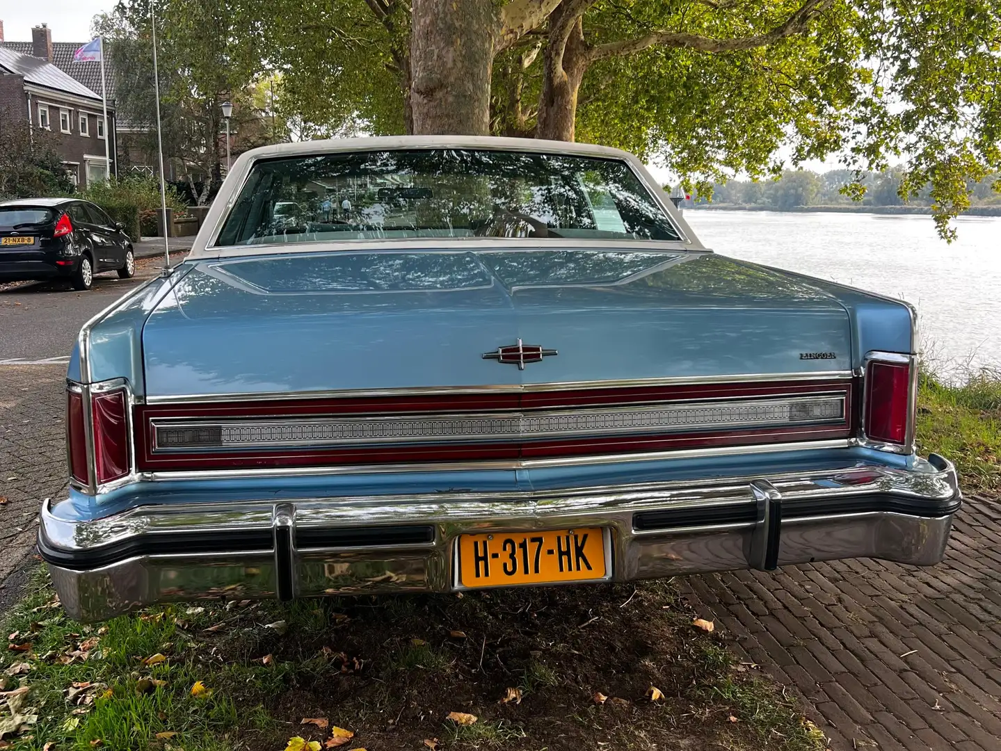 Lincoln Town Car Town Car Blue - 2