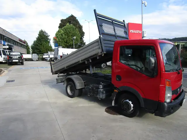 Nissan Cabstar 35.110 RIBALTABILE TRE LATI