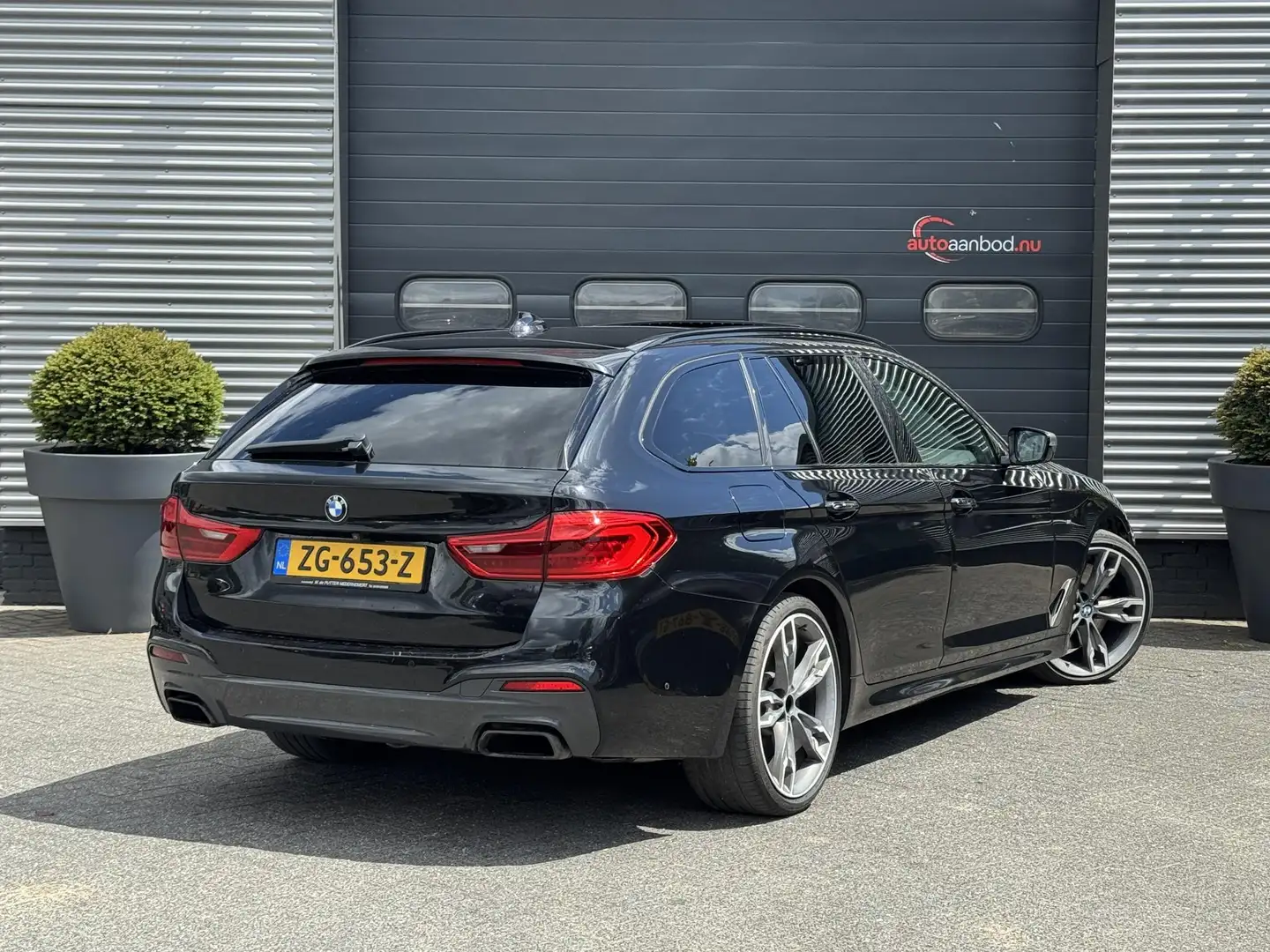 BMW M550 5-serie Touring M550d xDrive High Executive | Pano Zwart - 2