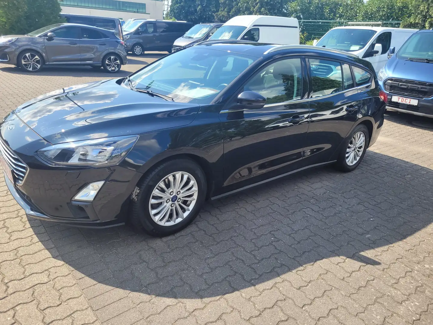 Ford Focus 2.0 EcoBlue Titanium Aut. +AHK+NAVI+RFK+PDC+SHZ+ Schwarz - 2