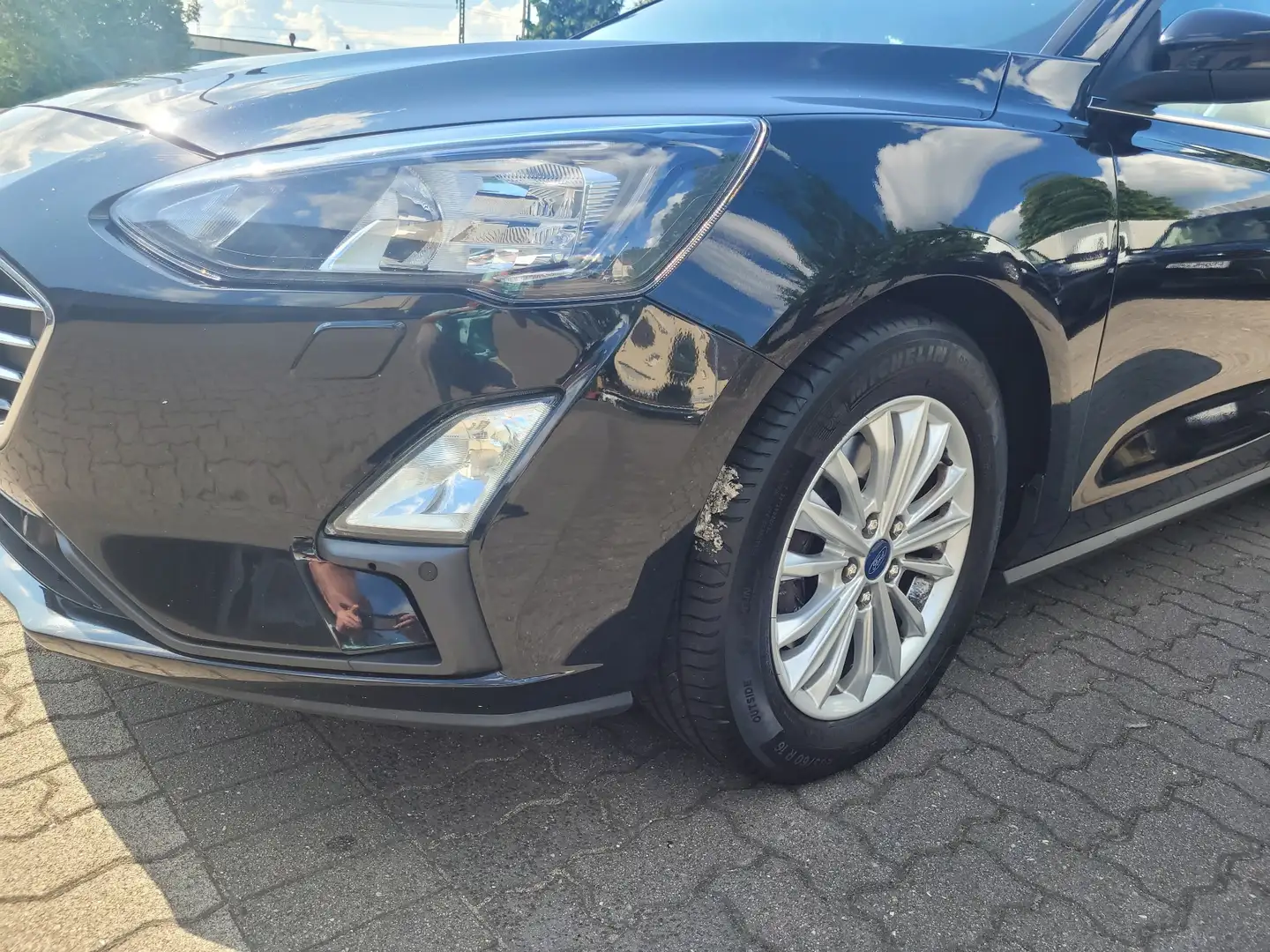 Ford Focus 2.0 EcoBlue Titanium Aut. +AHK+NAVI+RFK+PDC+SHZ+ Schwarz - 1