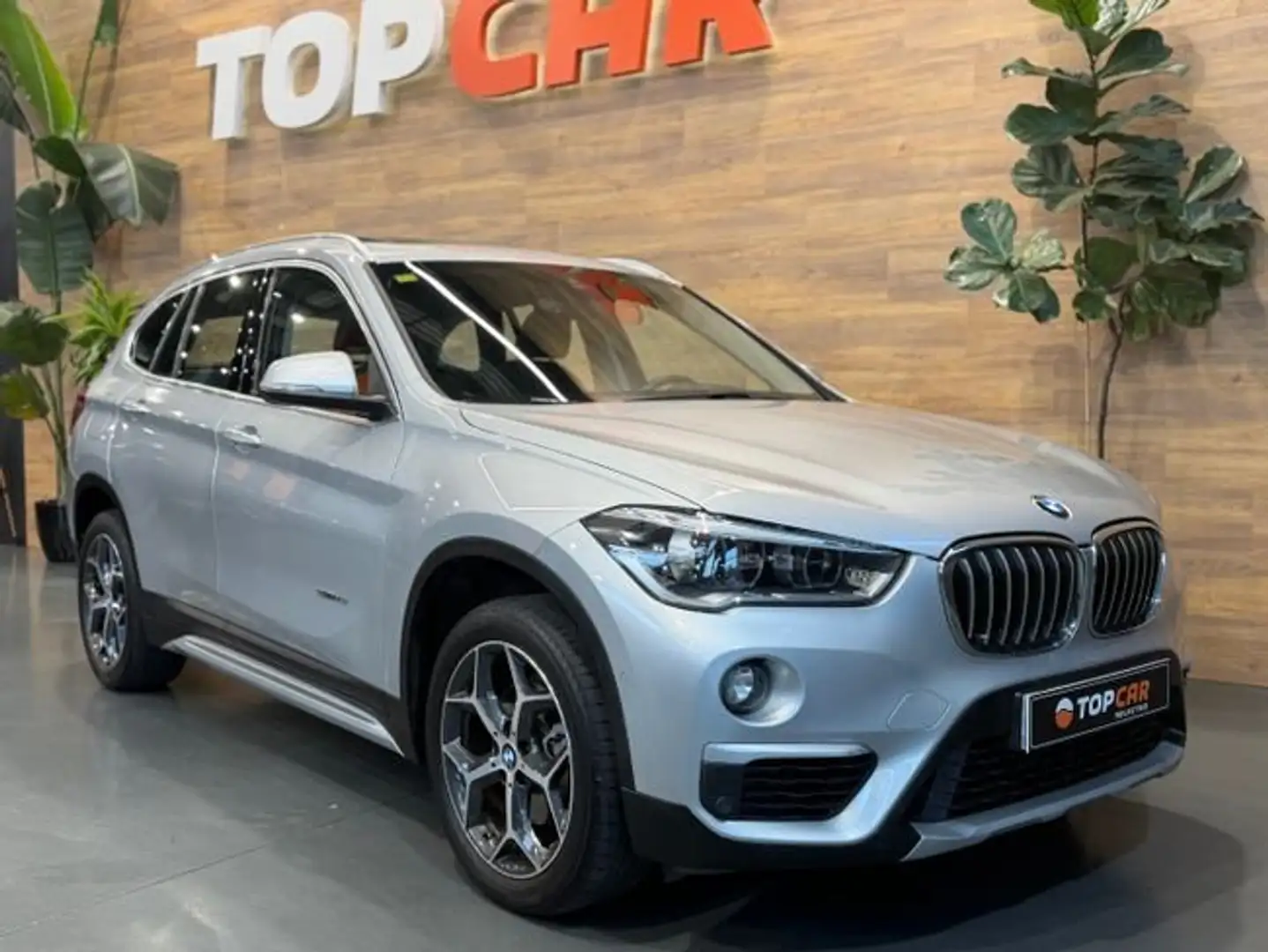 BMW X1 sDrive 18iA xLine Grau - 2