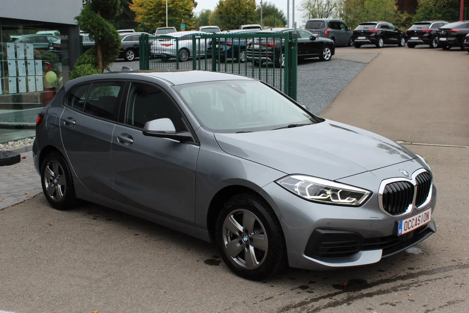 BMW 118 SERIE 1 ESSENCE 136 CV Grijs - 2
