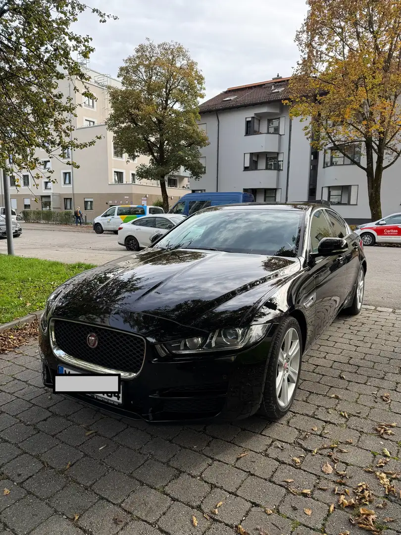 Jaguar XE Pure Schwarz - 1