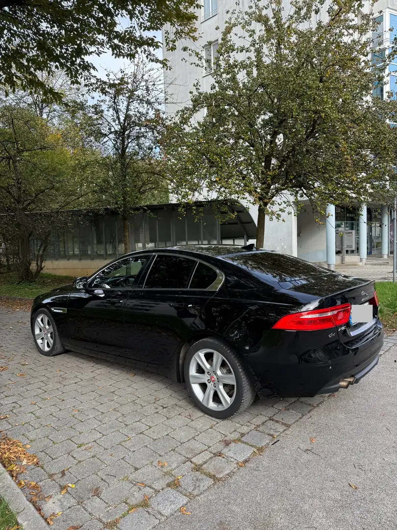 Jaguar XE Pure Schwarz - 2
