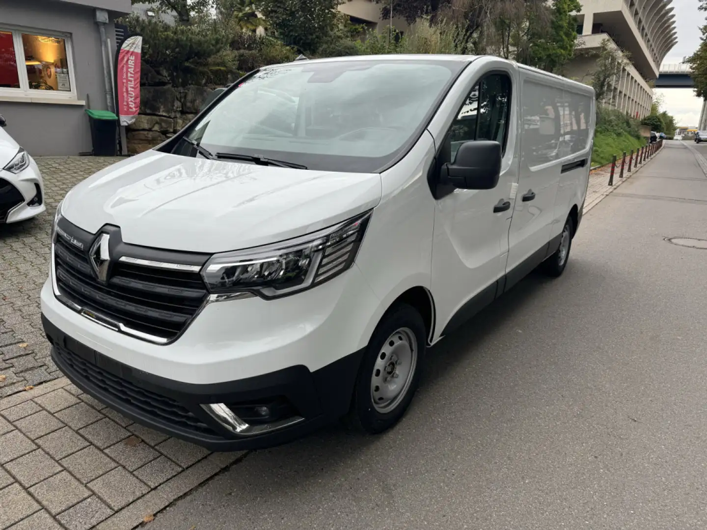 Renault Trafic 150 EDC L2H1 AHK/KAMERA/2 x SCHIEBETÜR Weiß - 2