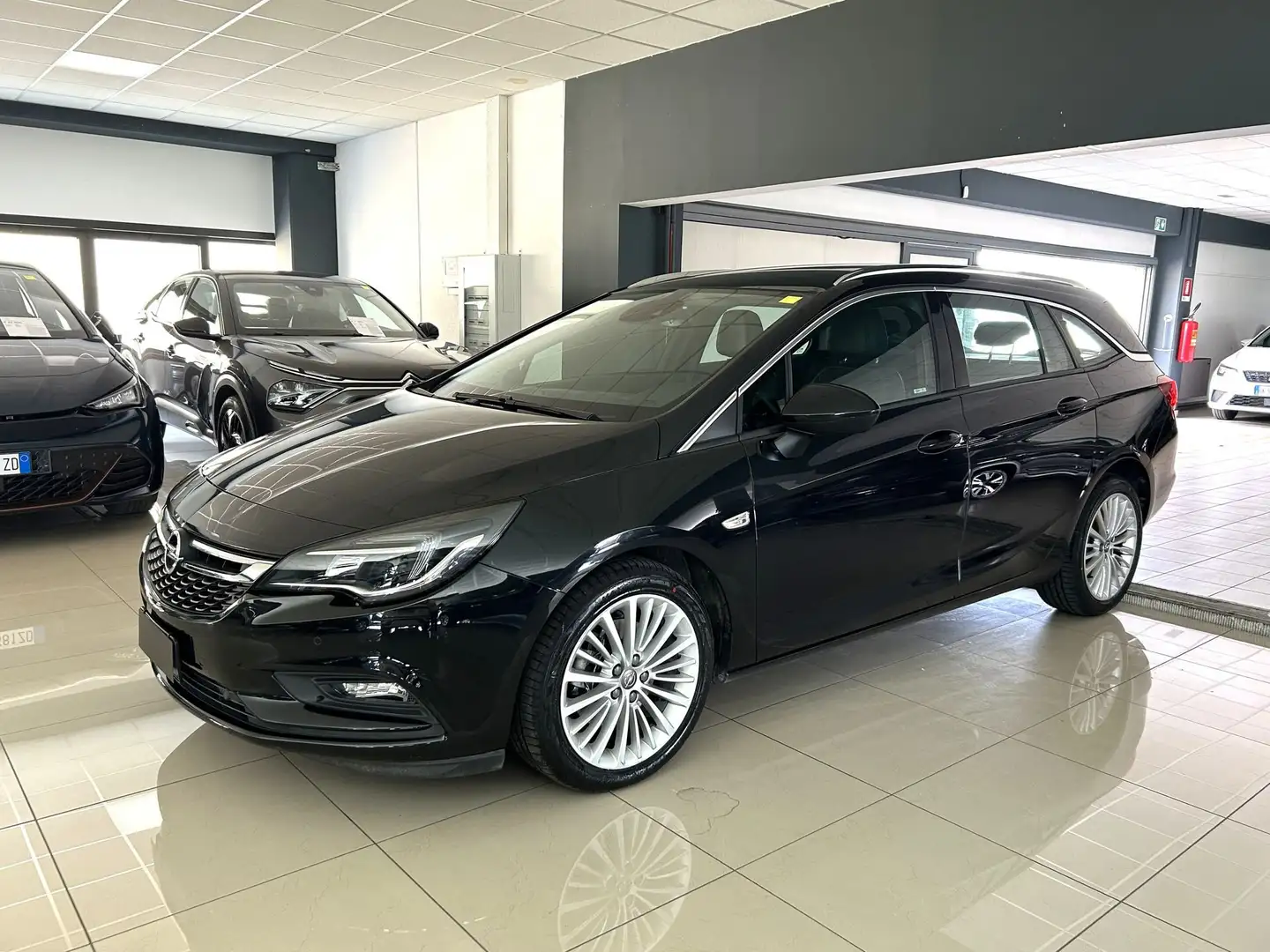 Opel Astra 1.6 CDTi 136CV Sports Tourer Innovation Noir - 1