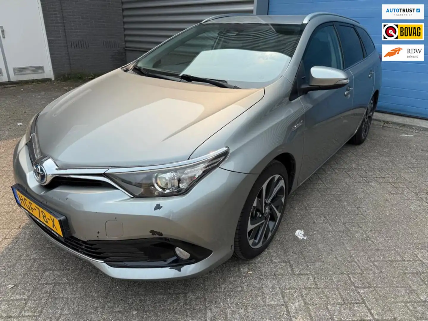 Toyota Auris 1.8 Hybrid Dynamic Ultimate Grijs - 1